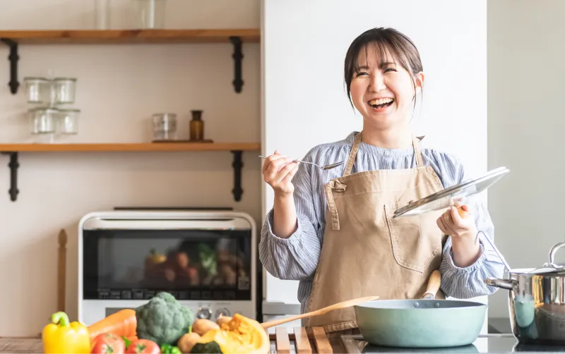 女性が味見して喜んでいる写真