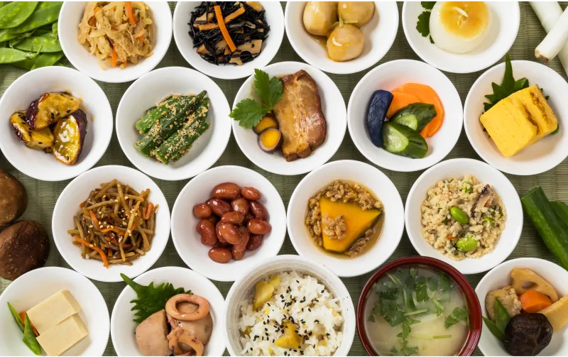 小鉢に盛り付けられた複数の家庭料理の写真