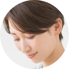 受講生Aさん女性の下を向き微笑んでいる顔の写真